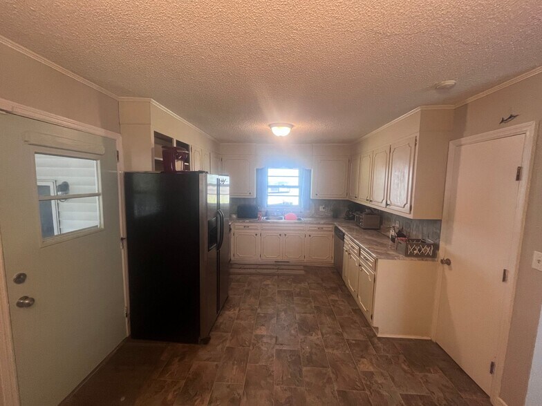 Building Photo - 100 Douglas Dr