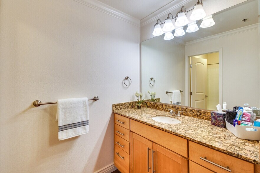 Building Photo - 2025 E Campbell Ave