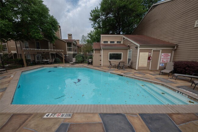 Building Photo - 1880 White Oak Dr