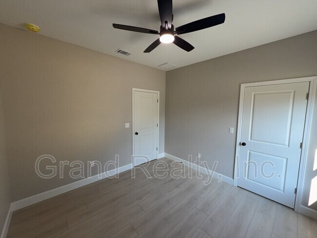 Building Photo - 6147 Beverly Ann Cir