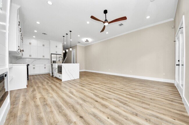 Building Photo - 127 E 38th St