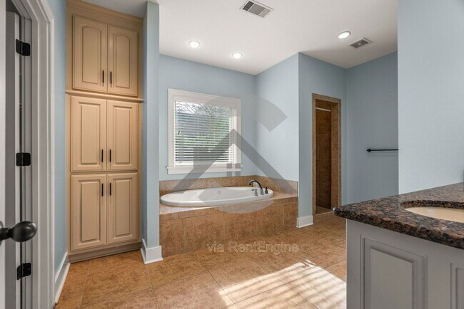 Building Photo - 1615 N Taylor St