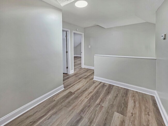 Building Photo - Beautifully Renovated 4 Bedroom Home in th...