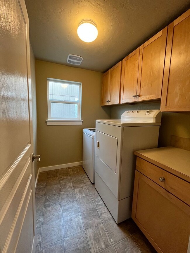 Building Photo - 4-Bedroom 2 1/2 Bathroom Home