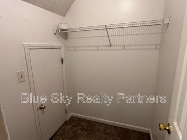 Building Photo - 2119 Silverbrook Dr
