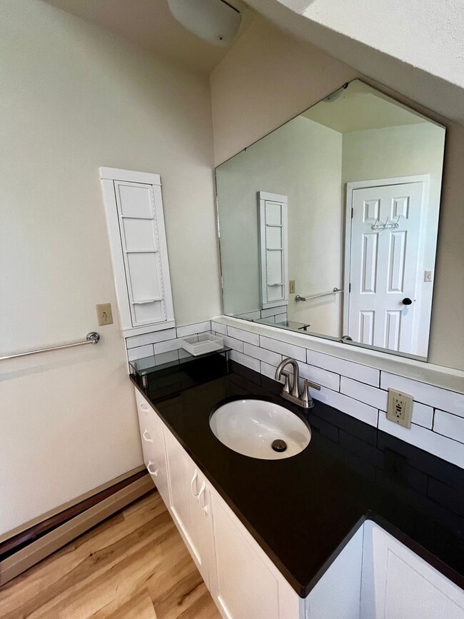 Building Photo - Executive Rental on Riverside Country Club...