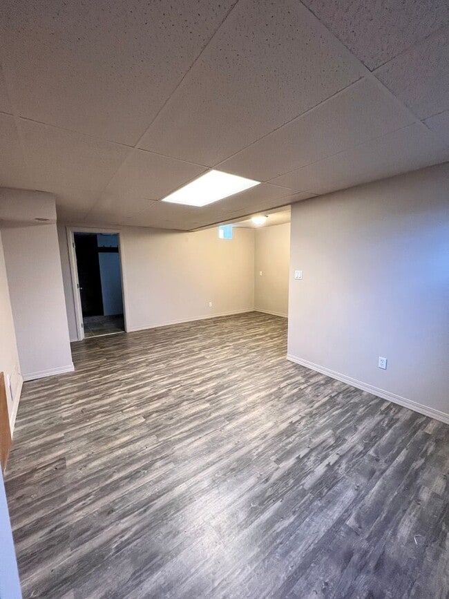 Building Photo - Country living home