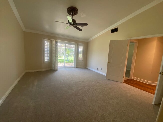 Building Photo - 2 Bedroom, 2 Bath Home with Golf Course View!