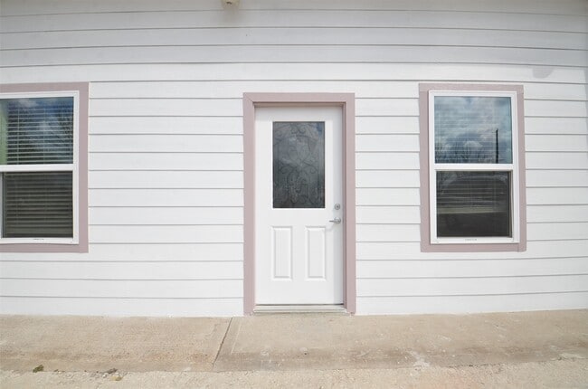 Building Photo - 2002 County Rd 55