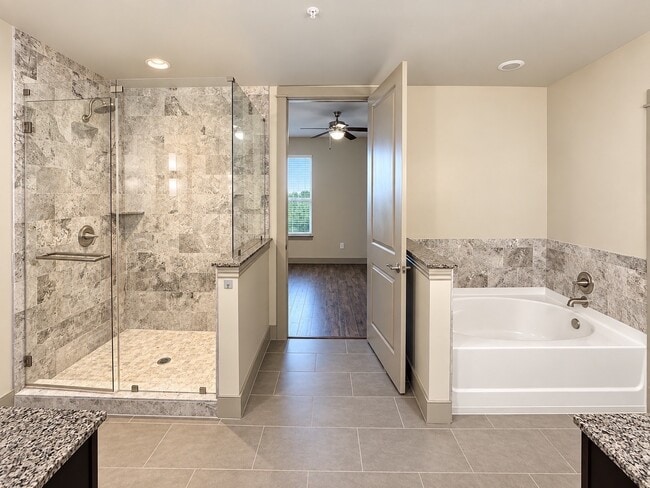 Building Photo - 10401 Town & Country Way