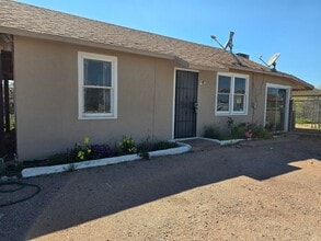 Building Photo - A quaint home offering a convenient location within walking distance to downtown Wickenburg