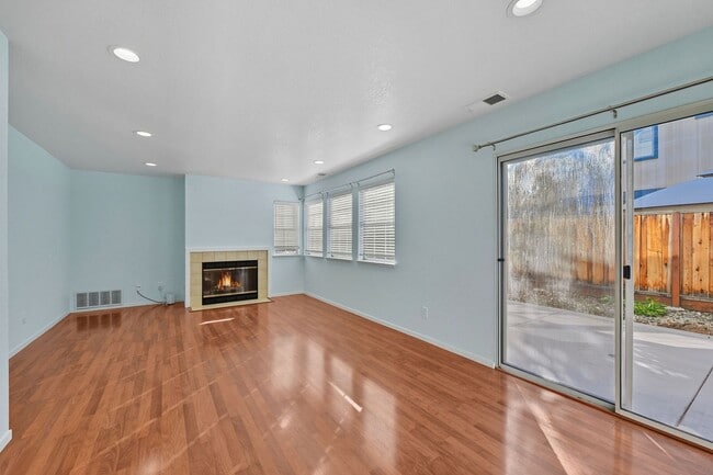 Building Photo - Updated Family Spacious Home w/ Fenced in ...