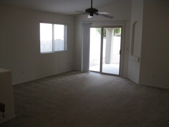 Building Photo - 4 BEDEEM 2 BATH HOME IN RITA RANCH AVAILAB...