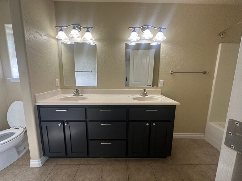 Master bathroom - 855 Virginia Dr