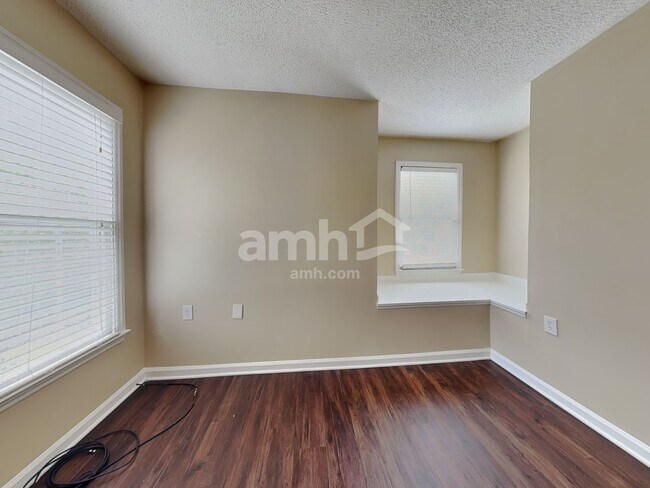 Building Photo - 601 Crossing Dr