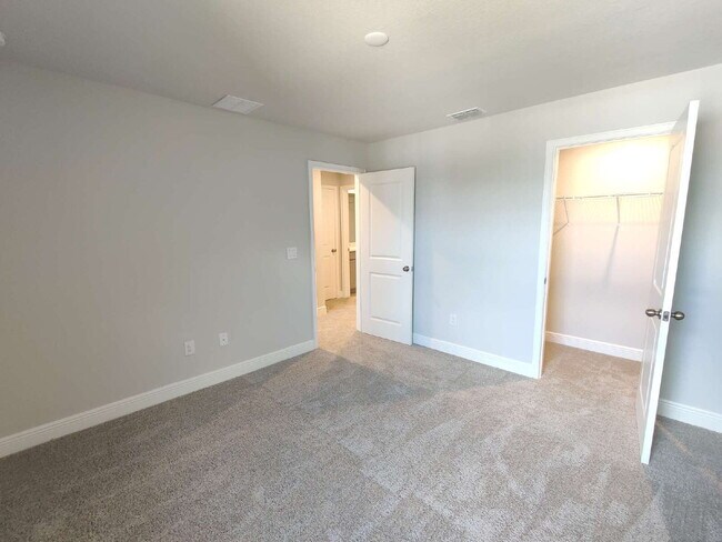 Building Photo - Beautiful 3-Bedroom Townhome in Gated Avea Pointe