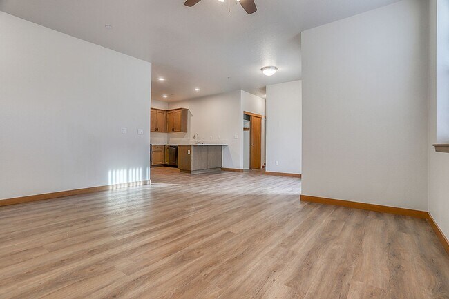 Building Photo - Beautiful 2 Bedroom 2.5 Bathroom Duplex in Great Washougal Location! Beautiful Finishes!