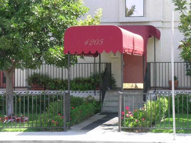 Building Photo - AVAILABLE NOW - Beautiful Condo in the Heart of Vibrant San Diego!