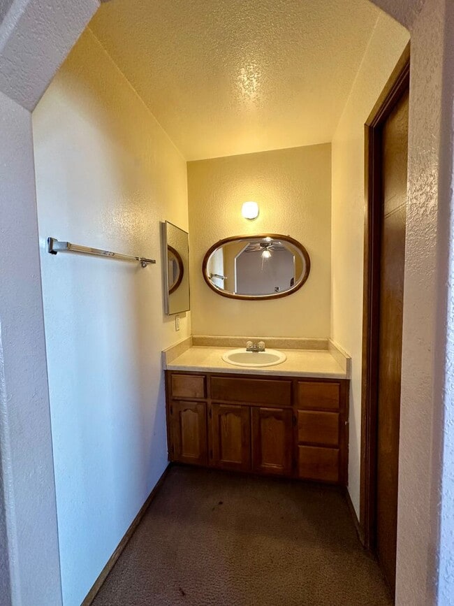 Building Photo - Cute 2 bedroom, 2 bathroom home with firep...