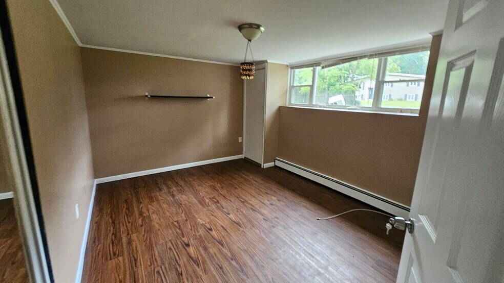 Downstairs Bedroom - 5 Tudor Ct W