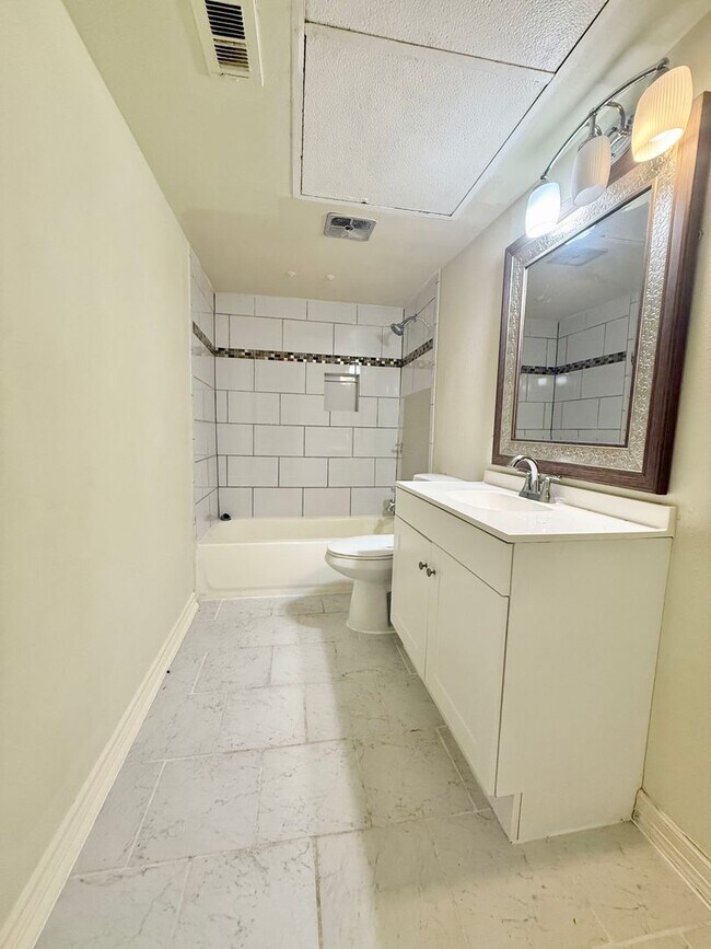 Building Photo - Charming one story Condo in Post Oak