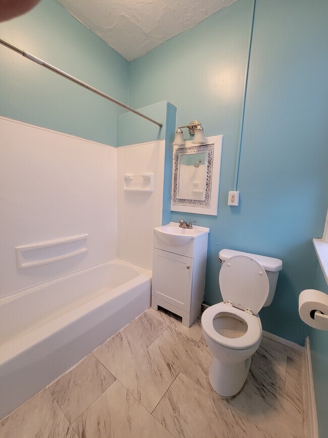 Building Photo - 1202 Highland Ave