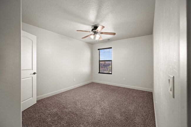Building Photo - "Spacious 5-Bed Oasis with 3 Baths in Washington, UT – 3,171 Sq Ft of Comfort!"