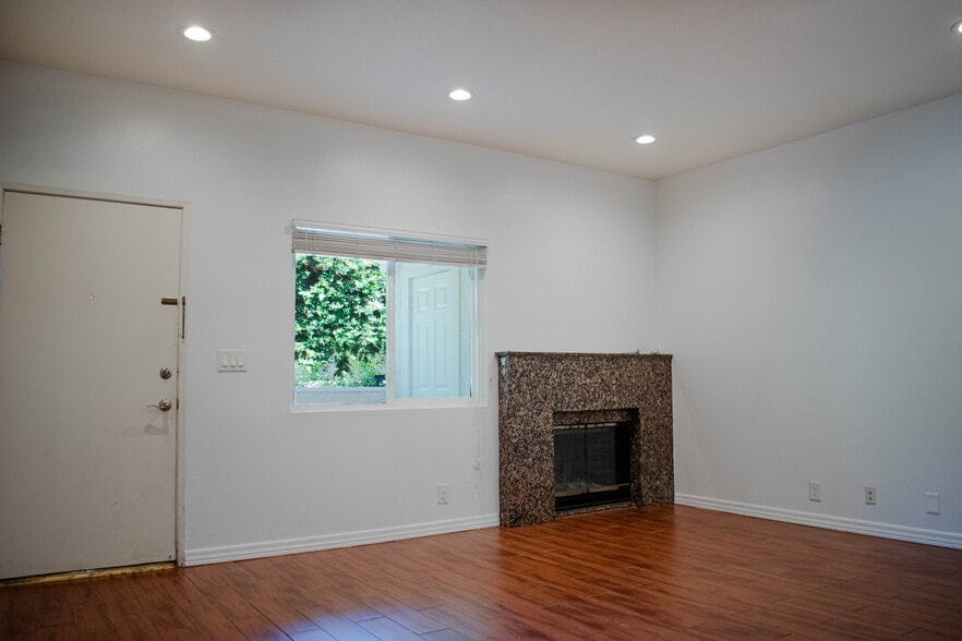 Building Photo - 12 Andarrios