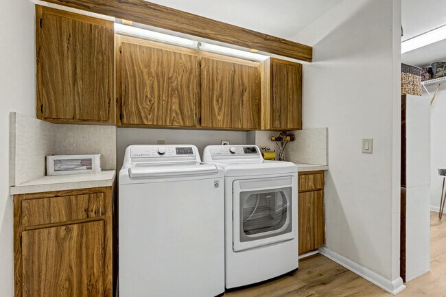 Building Photo - 1518 Whitehall Dr