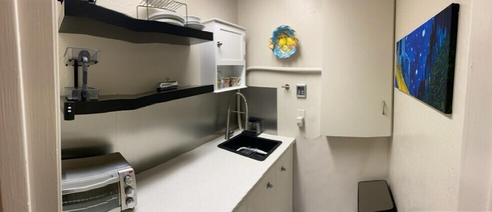 Small kitchen with basics. - 639 Oak Ave