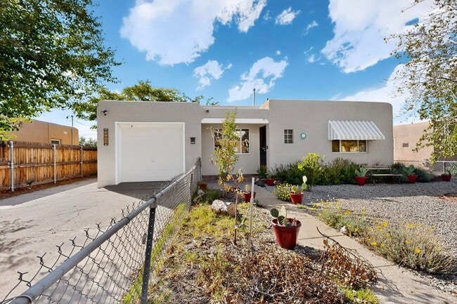 Building Photo - UPTOWN 2/bd 1/ba 1/cg 950/sf