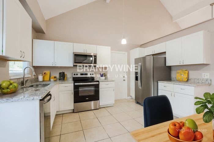 Building Photo - 700 E 7th St