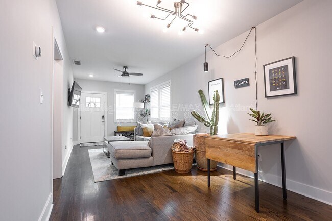 Building Photo - 1016 Coleman St SW