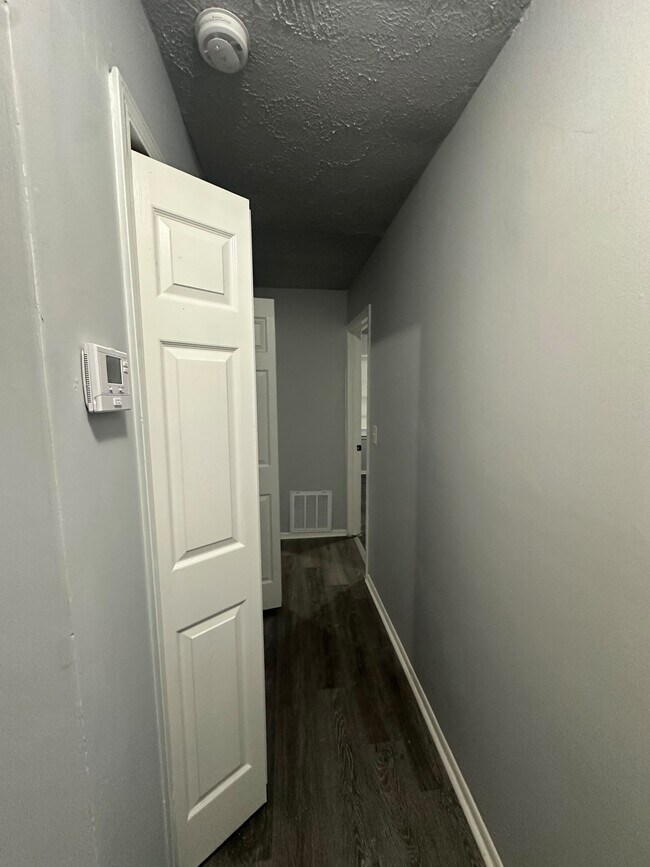 Building Photo - 400 Greenhill Way SW