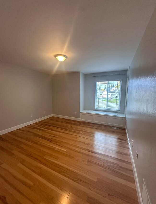 Building Photo - Stunning 3 level home with beautiful views