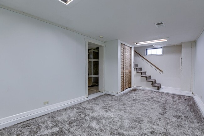 Building Photo - 3Bed 2Bath with 3 Stall Garage!