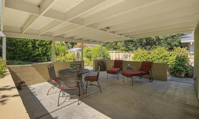 Building Photo - Charming Silvergate Home with Stunning Bac...