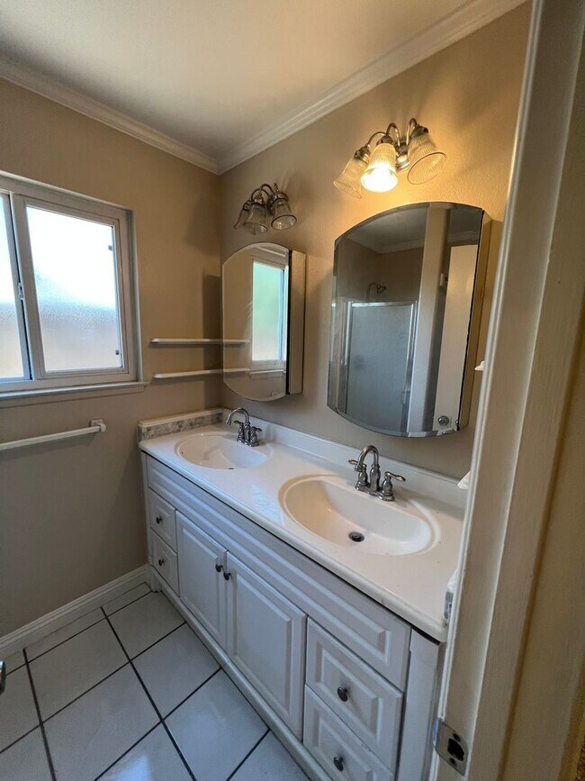 Building Photo - Well Located Home in Camarillo, CA