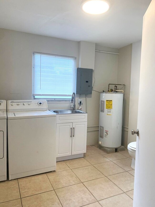 Building Photo - Central Gulfport - 3 Bedroom 2 Bath Home
