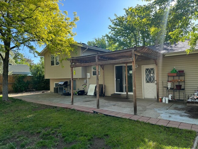 Building Photo - Nicely Updated 3BD 2Bath Near Downtown Win...