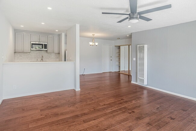 Building Photo - 363 Eden Roc Dr