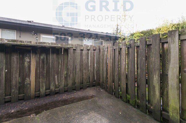 Building Photo - Newly Remodeled 2 Bedroom Apartment in Mt. Tabor - $500 MOVE IN SPECIAL!