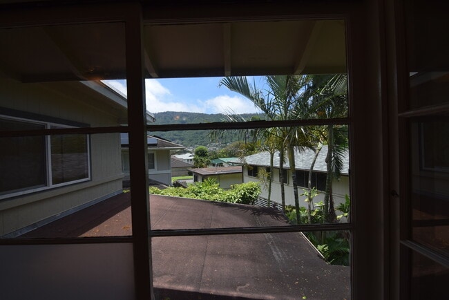 Building Photo - Lower Manoa single family home