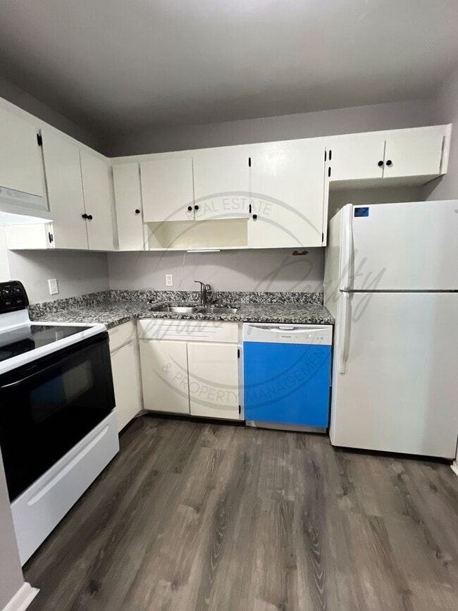 Building Photo - Bright and Airy Second-Floor Apartment with Upgrades and Pet Friendly!