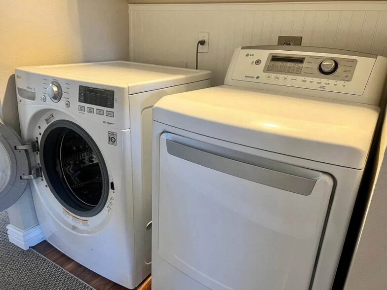 Building Photo - 286 W Palomino Dr