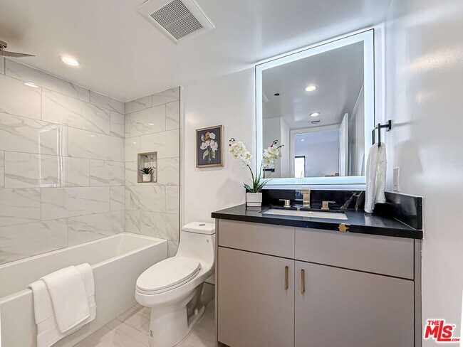 Building Photo - 1133 5th St