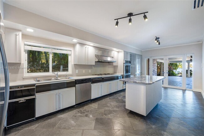 Building Photo - 1375 N Biscayne Point Rd