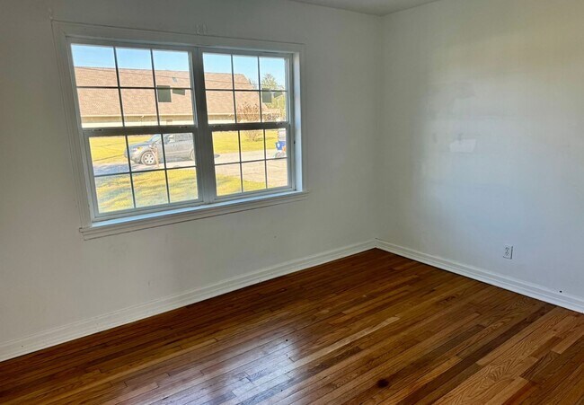 Building Photo - 3 Bedroom Cove House