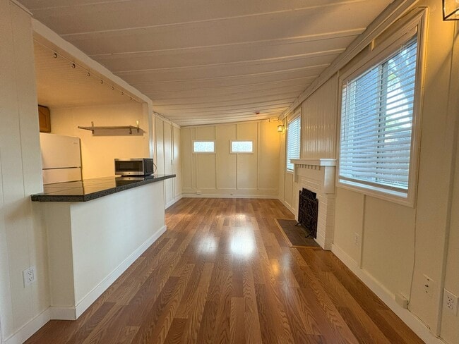 Building Photo - Charming 1BR Cottage with Private Patio