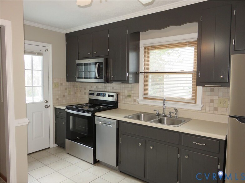 Building Photo - 231 N Mapleleaf Ave